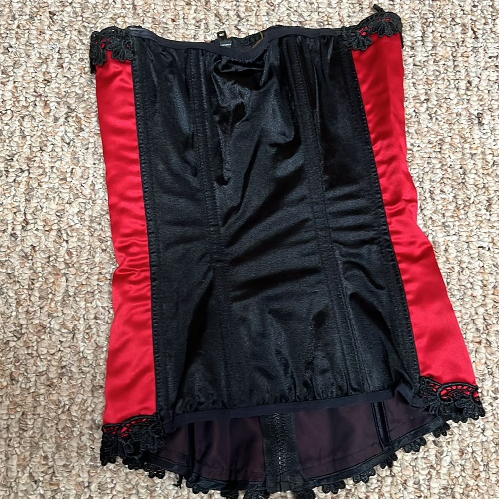 Corset - Picture 2 of 3